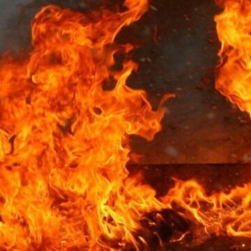 У Франківську горіли три гаражі: на пожежі вогнеборці врятували чоловіка