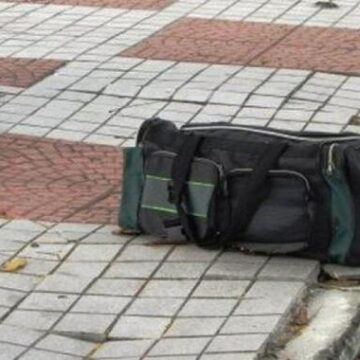 Вибухотехніки поліції гідроударом знешкодили підозрілу сумку, яку виявили біля міського озера в Івано-Франківську Вибухотехніки поліції гідроударом знешкодили підозрілу сумку, яку виявили біля міського озера в Івано-Франківську