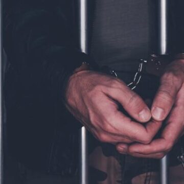 Зв’язав господарів та припікав розпеченою праскою: на Прикарпатті засуджено 35-річного грабіжника