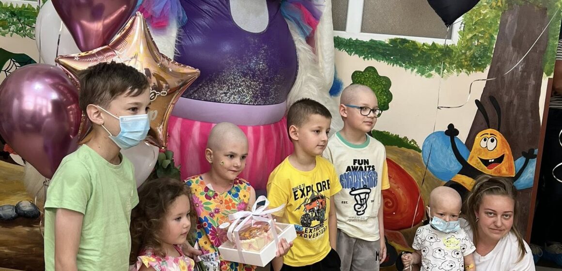 “Це не просто виписка. Це – перемога”: в ОДКЛ влаштували свято для дівчинки, яка поборола лейкемію