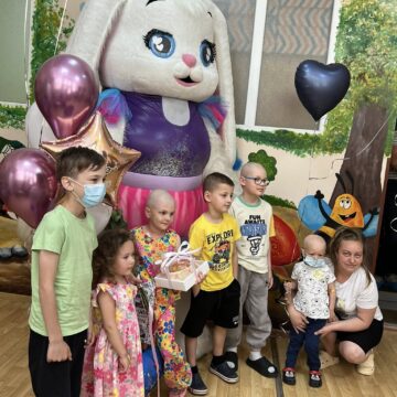 “Це не просто виписка. Це – перемога”: в ОДКЛ влаштували свято для дівчинки, яка поборола лейкемію