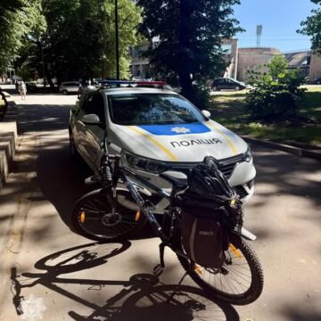 Шукав у траві «закладку»: в Івано-Франківську велопатрульні виявили чоловіка, який перебував у розшуку