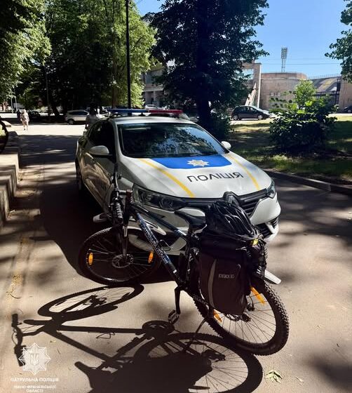 Шукав у траві «закладку»: в Івано-Франківську велопатрульні виявили чоловіка, який перебував у розшуку