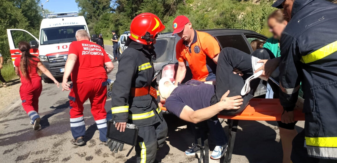 У Верховині зіткнулись дві автівки: наслідки аварії ліквідовували надзвичайники (ФОТО)