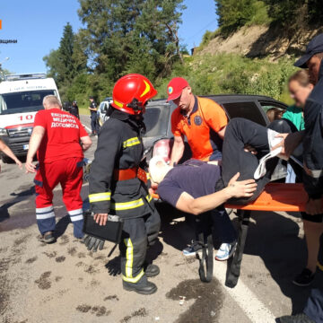 У Верховині зіткнулись дві автівки: наслідки аварії ліквідовували надзвичайники (ФОТО) У Верховині зіткнулись дві автівки: наслідки аварії ліквідовували надзвичайники (ФОТО)