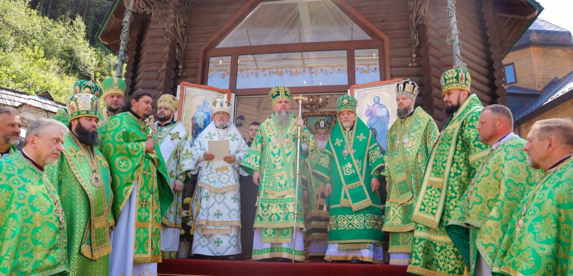 Митрополит Епіфаній з вірянами молився у Манявському монастирі за мир в Україні (ФОТО)