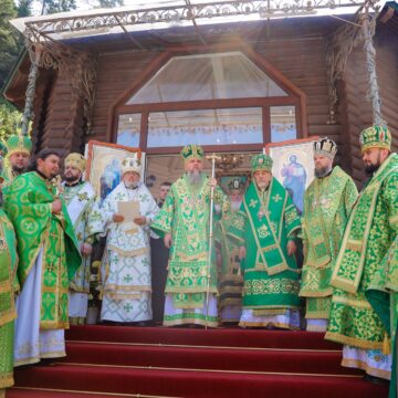 Митрополит Епіфаній з вірянами молився у Манявському монастирі за мир в Україні (ФОТО)