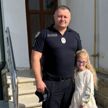 Прикарпатський поліцейський врятував дитину, яка подавилася цукеркою