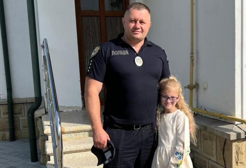Прикарпатський поліцейський врятував дитину, яка подавилася цукеркою