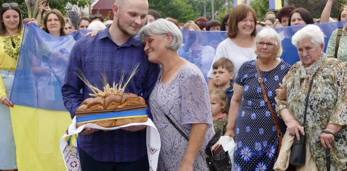 У Калуші урочисто зустріли 22-річного захисника Андрія Біника, який повернувся з російського полону