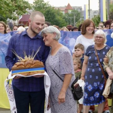 У Калуші урочисто зустріли 22-річного захисника Андрія Біника, який повернувся з російського полону