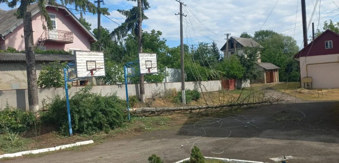 Попри град і зливи: енергетики Прикарпаття продовжують ліквідацію аварій (ФОТО)