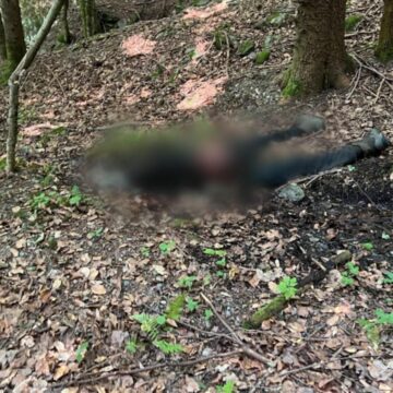 У горах поблизу кордону виявили тіло людини У горах поблизу кордону виявили тіло людини