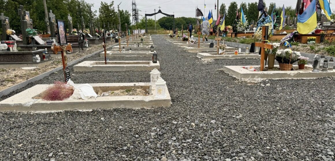 На калуському кладовищі тривають роботи з благоустрою секторів, де поховані Герої