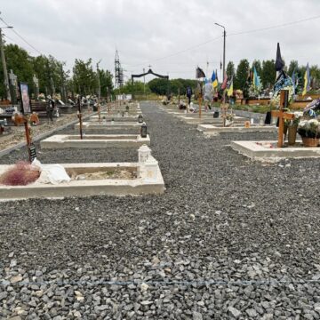 На калуському кладовищі тривають роботи з благоустрою секторів, де поховані Герої