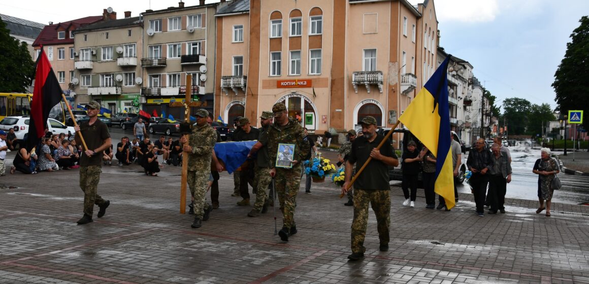 Навіки 35: Рогатинщина на колінах зустріла померлого захисника Назара Павуза
