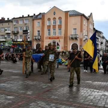 Навіки 35: Рогатинщина на колінах зустріла померлого захисника Назара Павуза