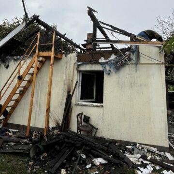 Сім’я з Драгомирчан втратила дім на пожежі: небайдужих просять по допомогу Сім’я з Драгомирчан втратила дім на пожежі: небайдужих просять по допомогу