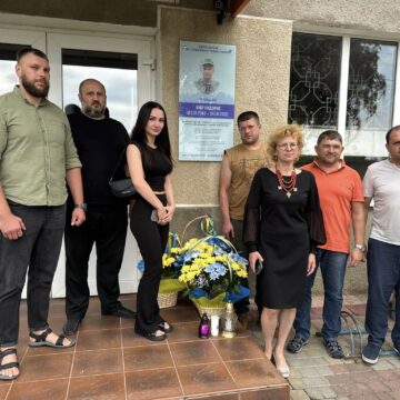У Калуші відкрили меморіальну дошку полеглому воїну і енергетику Ігорю Сидорку