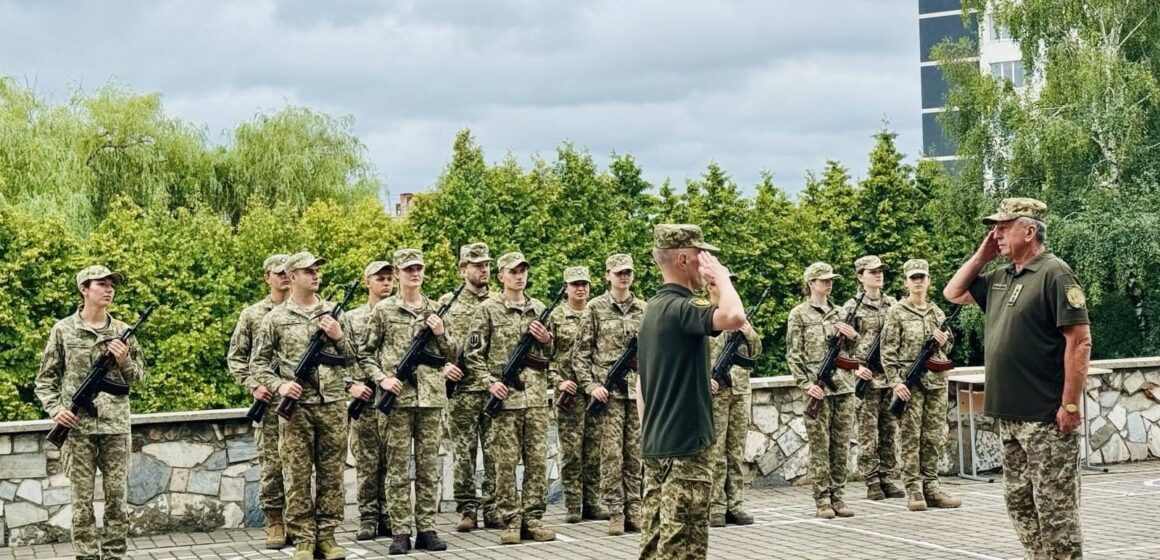 33 випускники кафедри військової підготовки Карпатського університету склали присягу на вірність Україні