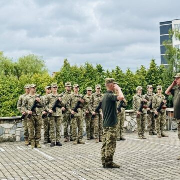 33 випускники кафедри військової підготовки Карпатського університету склали присягу на вірність Україні
