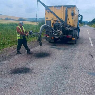 На дорогах Прикарпаття тривають ремонтні роботи: що і де планують зробити цього тижня