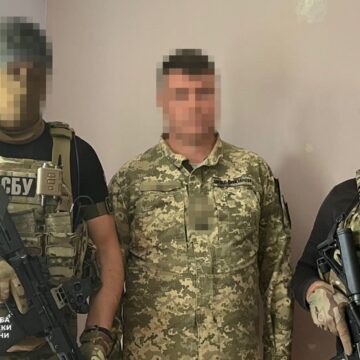Івано-Франківська СБУ затримала льотчика-“крота”, який допомагав ворогу готувати атаки по аеродромах Івано-Франківська СБУ затримала льотчика-“крота”, який допомагав ворогу готувати атаки по аеродромах