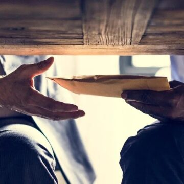 На Прикарпатті 70 посадовців притягнули до відповідальності за корупцію 