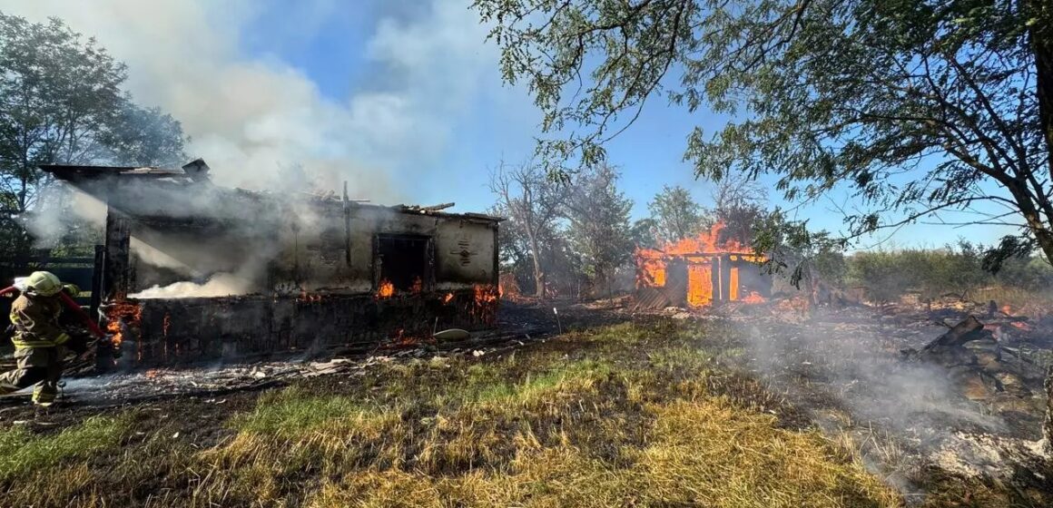 В Надвірнянському районі через пожежу сухої трави вогонь перекинувся на житловий будинок