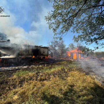 В Надвірнянському районі через пожежу сухої трави вогонь перекинувся на житловий будинок В Надвірнянському районі через пожежу сухої трави вогонь перекинувся на житловий будинок
