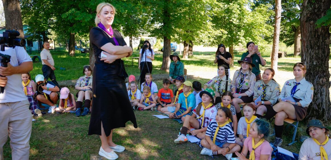 Патріотизм починається з дитинства: очільниця Прикарпаття зустрілась з пластунами у Солотвині Патріотизм починається з дитинства: очільниця Прикарпаття зустрілась з пластунами у Солотвині