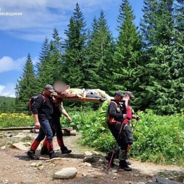 Рятувальники надали допомогу киянину, який на Говерлі травмував ногу