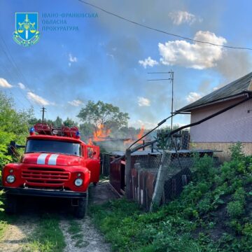 Прокурори повідомили про підозру жителю Коломийщини, який через суперечку із рідною сестрою підпалив її домоволодіння