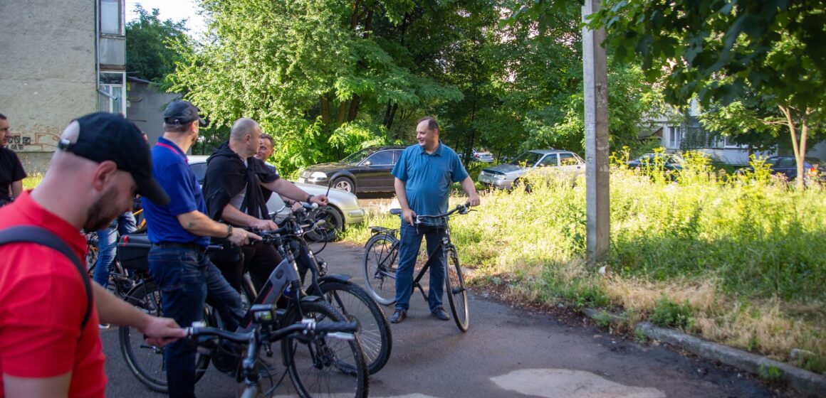 Міський голова Івано-Франківська подивився, як долають наслідки вчорашнього ворожого обстрілу міста