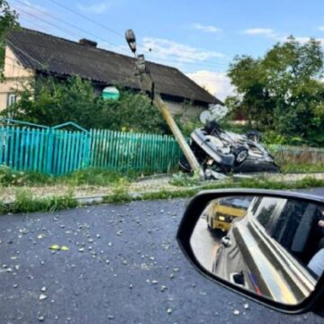 У Нижневі авто злетіло з дороги і перекинулося