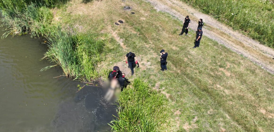 У Отинії водолази ДСНС дістали з водойми тіло чоловіка