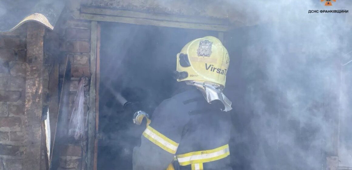 Франківські рятувальники ліквідували пожежу господарської будівлі (ФОТОФАКТ)