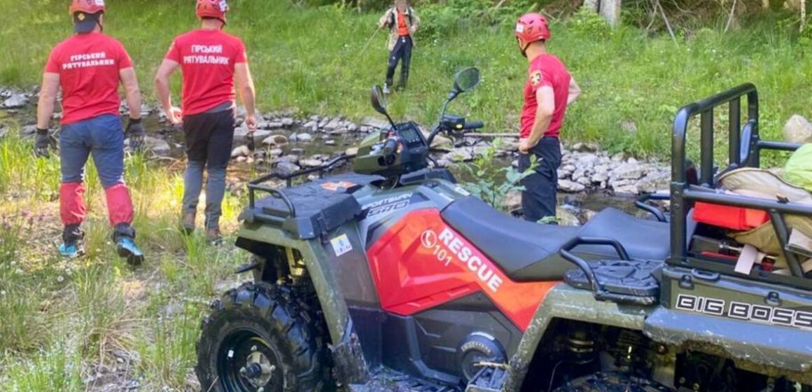 Прикарпатські рятувальники розшукали заблуканих у горах туристів