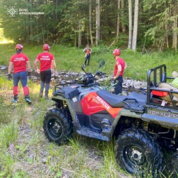 Прикарпатські рятувальники розшукали заблуканих у горах туристів