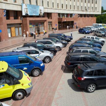 В Івано-Франківськ з Естонії передали 34 автівки для військових