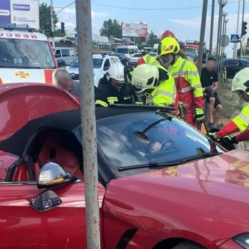 Внаслідок ДТП в Івано-Франківську водія затисло в салоні автівки