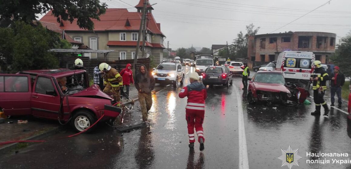 У Делятині зіткнулись два легковики: обох водіїв госпіталізовано (ФОТОФАКТ)