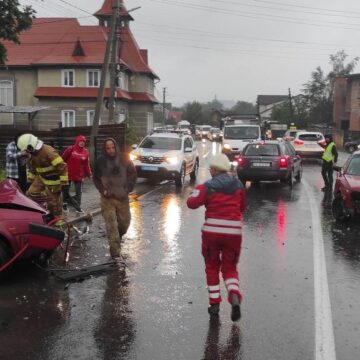У Делятині зіткнулись два легковики: обох водіїв госпіталізовано (ФОТОФАКТ) У Делятині зіткнулись два легковики: обох водіїв госпіталізовано (ФОТОФАКТ)