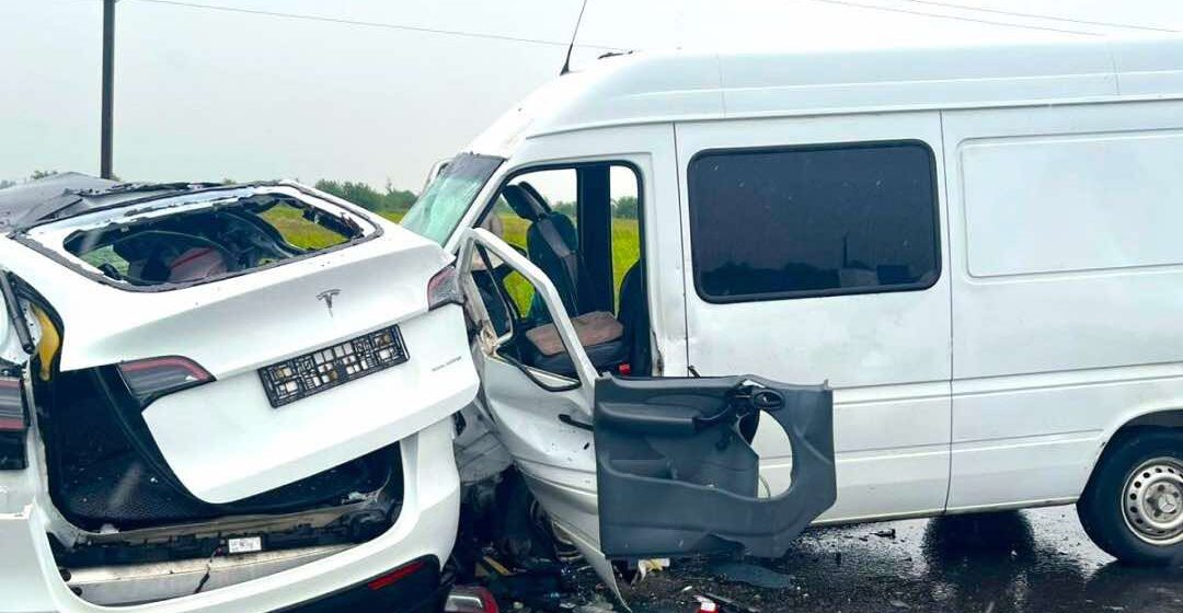 Біля Чукалівки “Тесла” зіткнулась з “Мерседесом”, один із водіїв загинув (ВІДЕО)