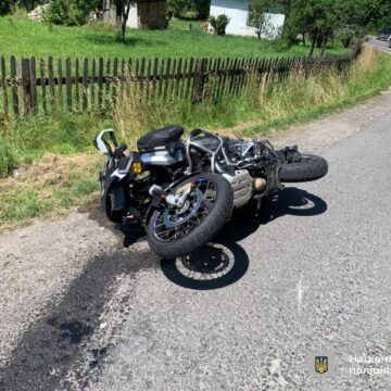 У Татарові мотоцикліст спровокував ДТП: травмовані двоє осіб (ФОТО)