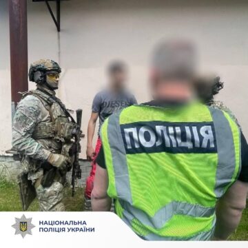 Нацполіція та СБУ затримали торговців нелегальною зброєю на Івано-Франківщині