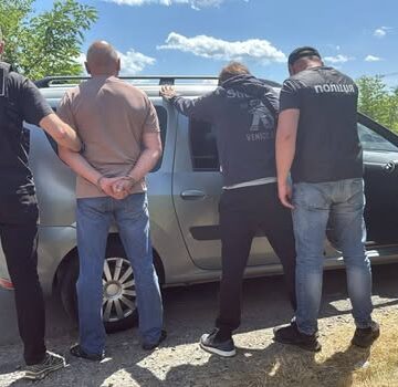Зупинили за кілометр від держрубежу: прикарпатець за допомогою “переправників” намагався потрапити до Словаччини