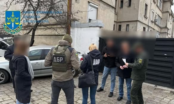 Прокурори Івано-Франківщини передали до суду справу учасників ОЗГ, які організували канал втечі «ухилянтів» за кордон — серед обвинувачених посадовець правоохоронного органу Прокурори Івано-Франківщини передали до суду справу учасників ОЗГ, які організували канал втечі «ухилянтів» за кордон — серед обвинувачених посадовець правоохоронного органу