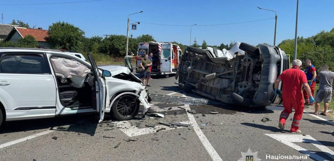 Двох пасажирів автобуса госпіталізували: на Коломийщині трапилась ДТП