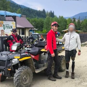 Гірські рятувальники в районі гори Піп Іван Чорногорський допомогли франківчанину, який має протези обох нижніх кінцівок